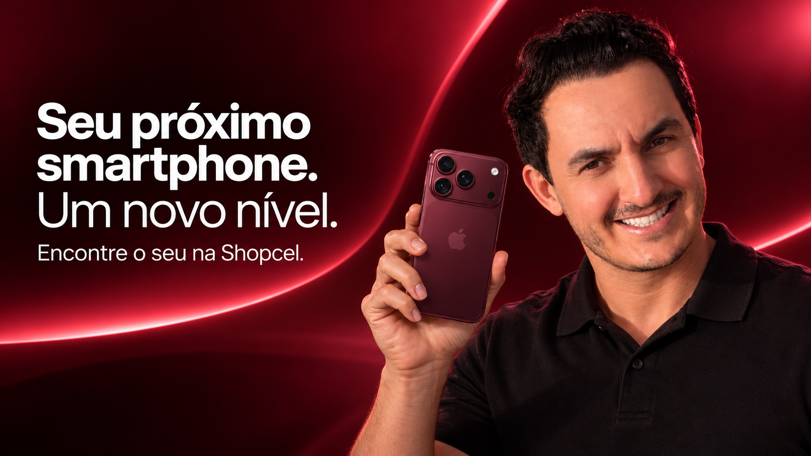 Weder, da ShopCel, segurando um smartphone bordô. Seu próximo smartphone. Um novo nível. Encontre o seu na Shopcel.